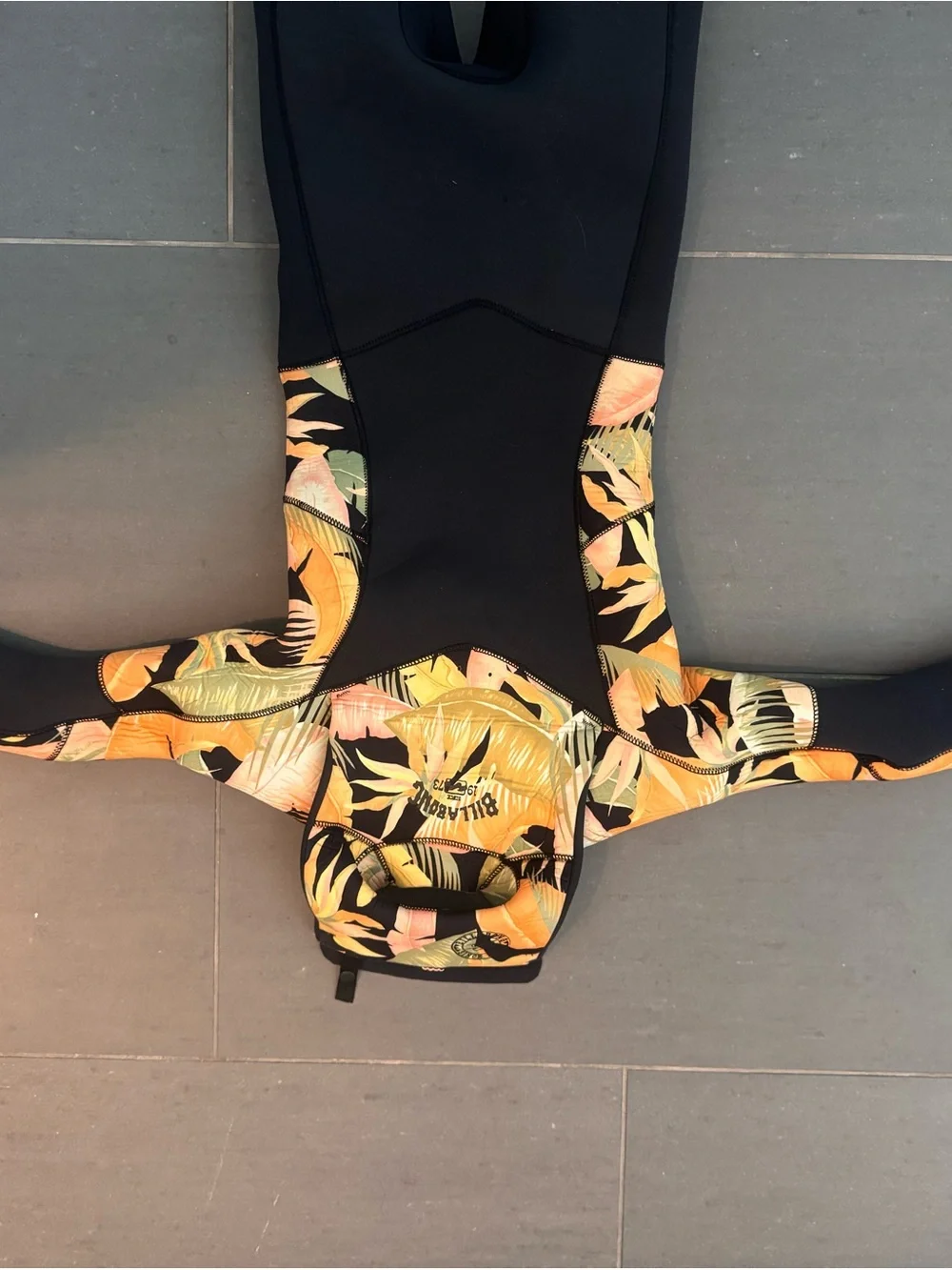 Billabong Girls 4/3 Wetsuit with Yellow Peach Tropical - excellent condition